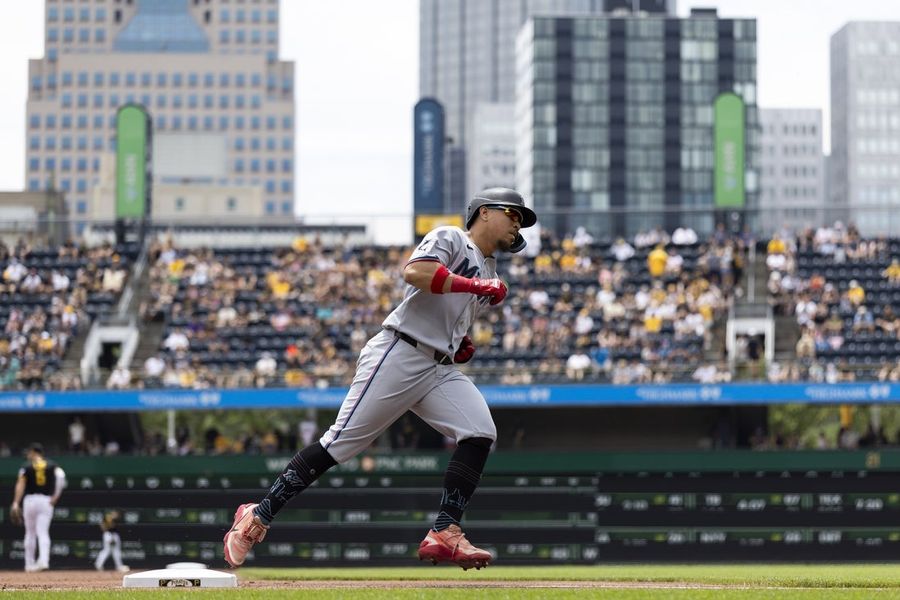 Max Meyer supera en duelo a Paul Skenes de los Pirates y los Marlins ganan la serie.