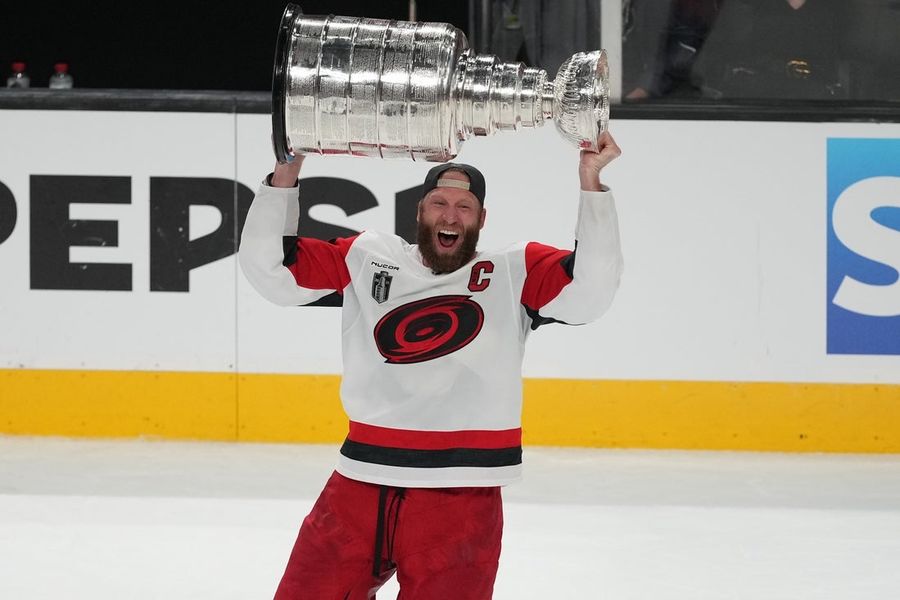 Jordan Staal, de los Hurricanes, gana el Trofeo Conn Smythe 2026.