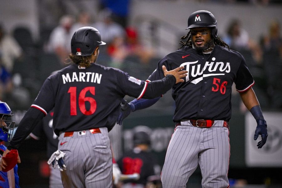 Dos jonrones le dan la victoria a los Twins en el primer partido de la serie contra los Rangers.