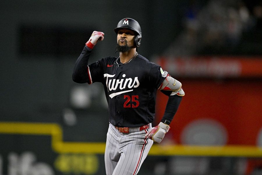 Byron Buxton, de los Twins, asume el papel de conejito de Energizer en la revancha contra los Rangers.