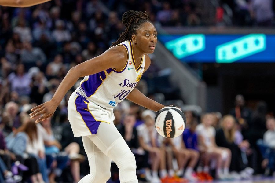 A cesta de três pontos de Nneka Ogwumike, estrela do Sparks, vence o jogo no estouro do cronômetro, dando a vitória ao Liberty.