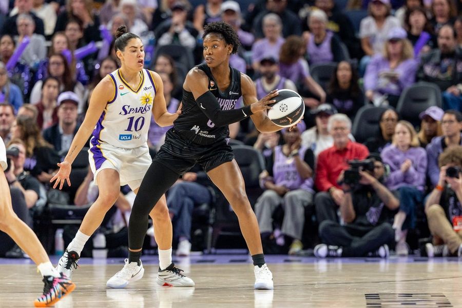 As Valquírias controlam a péssima pontaria de Kelsey Plum e derrotam as Sparks.