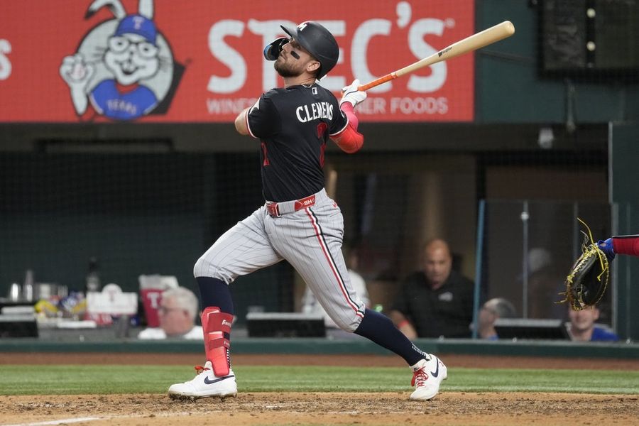 Twins score early and often in drubbing of Rangers