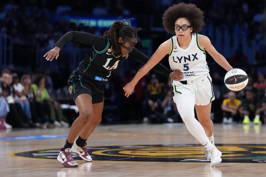 Olivia Miles' record-setting night boosts Lynx over Sparks