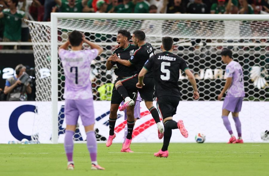 Goalie error leads Mexico past South Korea, seals first place in Group A