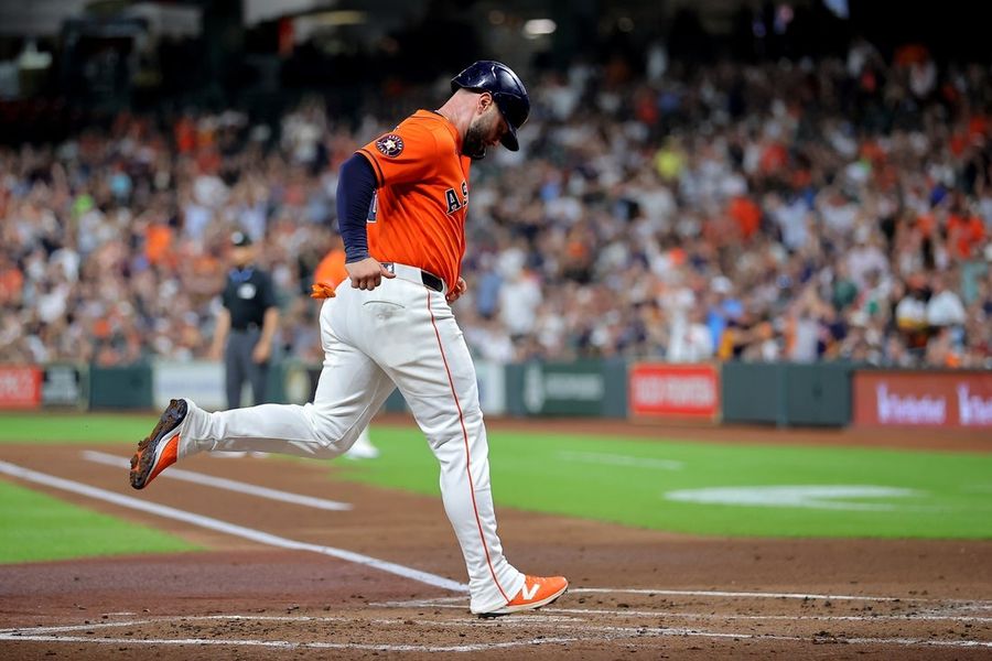 Jeremy Pena blasts 2 homers as Astros pull away from Guardians