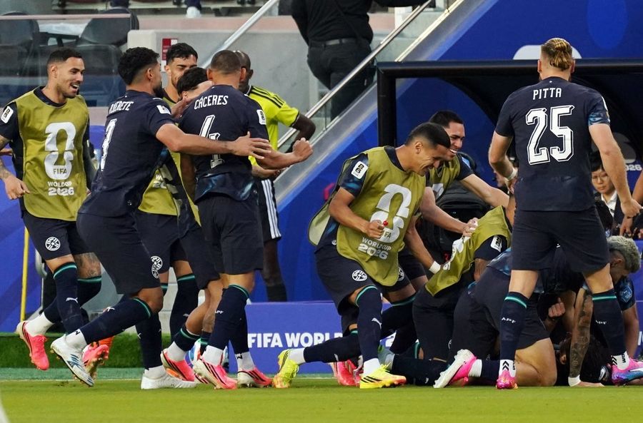 10-man Paraguay eke out win over 1-0 Turkey, still alive in World Cup