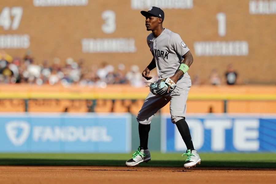 Sem brincadeira: técnico dos Yankees fica 'puto da vida' com pirulito dado por Jazz Chisholm durante o jogo