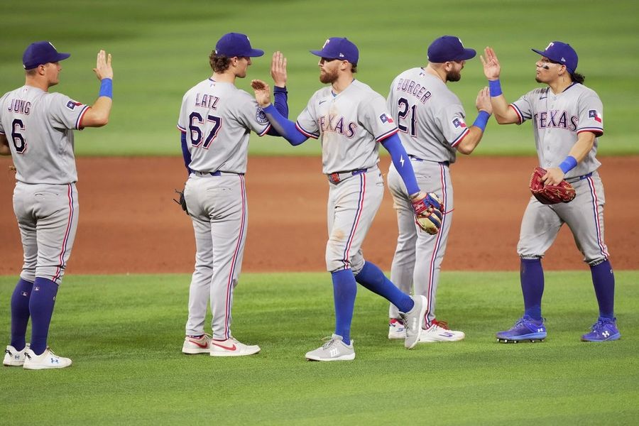 Os Rangers, que vinham apresentando dificuldades, recuperam o fôlego e buscam a vitória na série contra os Marlins.