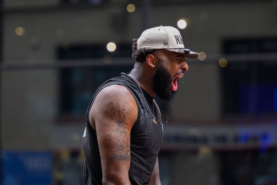 Mitchell Robinson: Un "momento de frustración" le provocó una lesión en la mano.