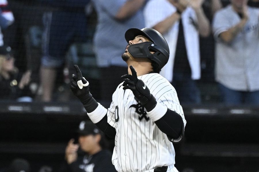 El jonrón solitario de Miguel Vargas le da la victoria a los White Sox sobre los Guardianes.