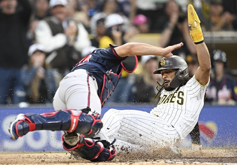 Los Padres vencen a los Bravos con un sencillo de Manny Machado en la décima entrada.