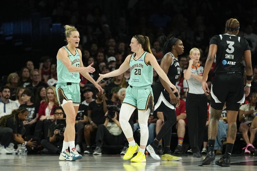 Breanna Stewart y Sabrina Ionescu lideran a Liberty más allá de Aces