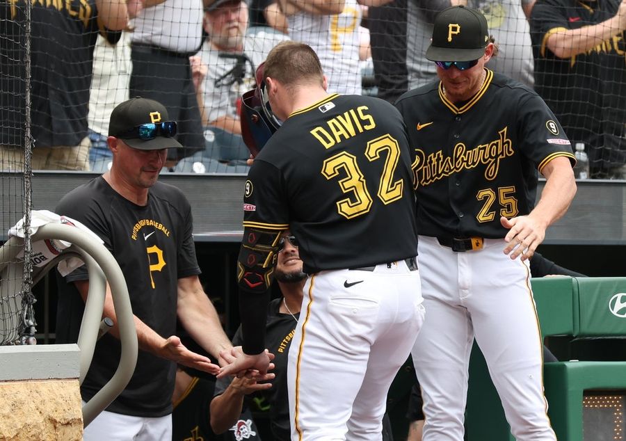 Henry Davis y Brandon Lowe impulsan a los Pirates a la victoria sobre los Mariners.