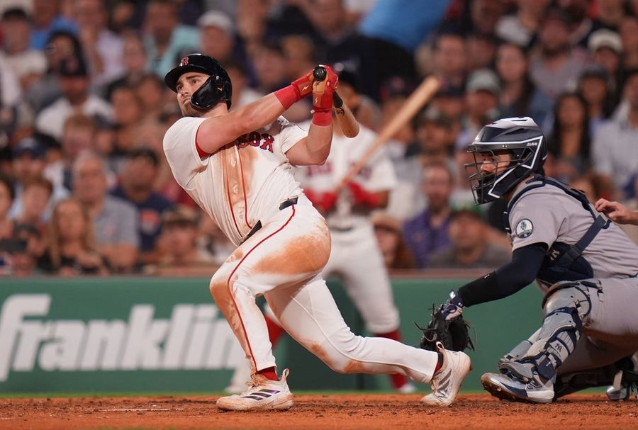 Los Red Sox inician la serie de 4 juegos superando por poco a los Yankees, propensos a los errores.