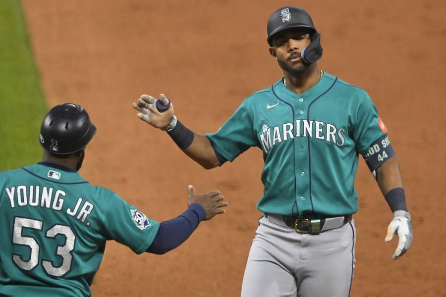 Mariners blow past Guardians late in low-scoring affair