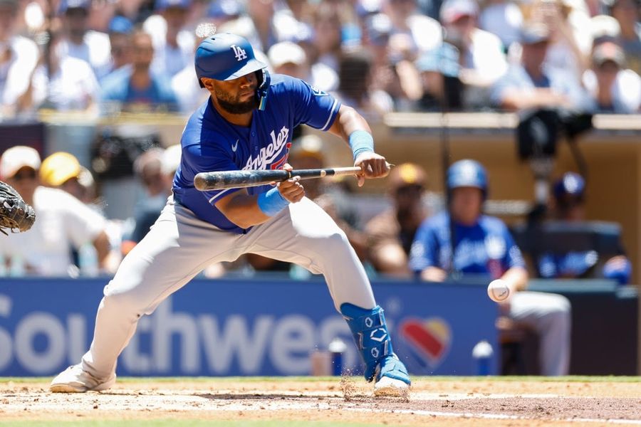 Mookie Betts' big hit helps Dodgers sink Padres