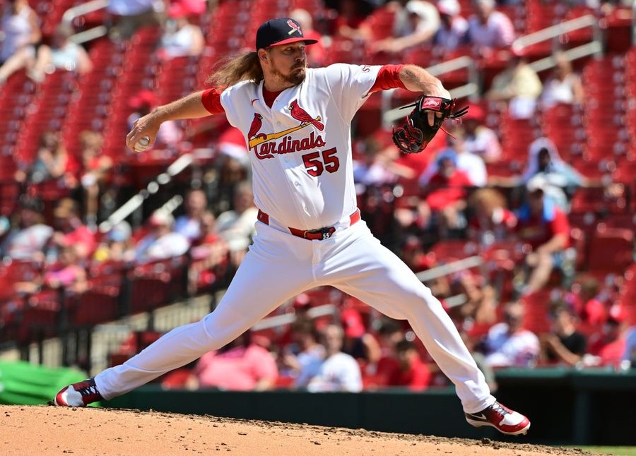 O arremessador destro dos Cardinals, Ryne Stanek (pé), sai de campo durante o jogo contra os Brewers.
