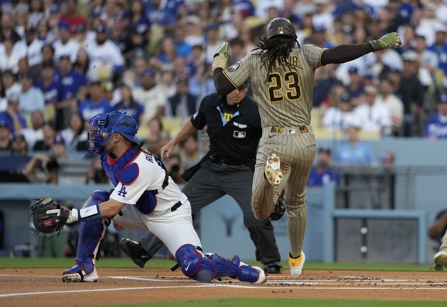 Teoscar Hernandez acerta um grand slam e os Dodgers vencem os Padres de virada.