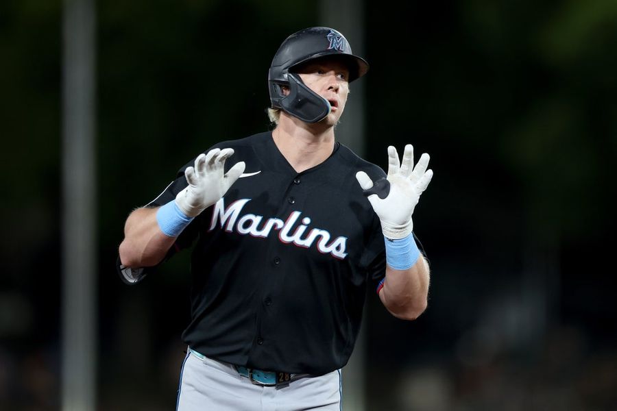 Seis corridas na primeira metade do jogo impulsionam os Marlins a uma vitória tranquila sobre os A's.