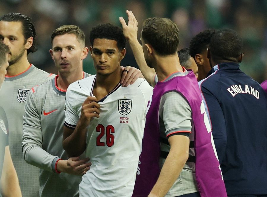 Jarell Quansah, de Inglaterra, recibe una sanción de dos partidos por tarjeta roja contra México.