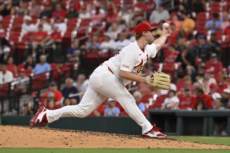 El lanzador zurdo de los Cardinals, Justin Bruihl, y el tercera base de los Brewers, David Hamilton, abandonan el partido por lesiones.