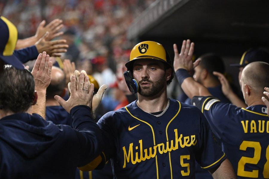 Brice Turang y los Brewers remontan ante los Cardinals para mantenerse en racha.