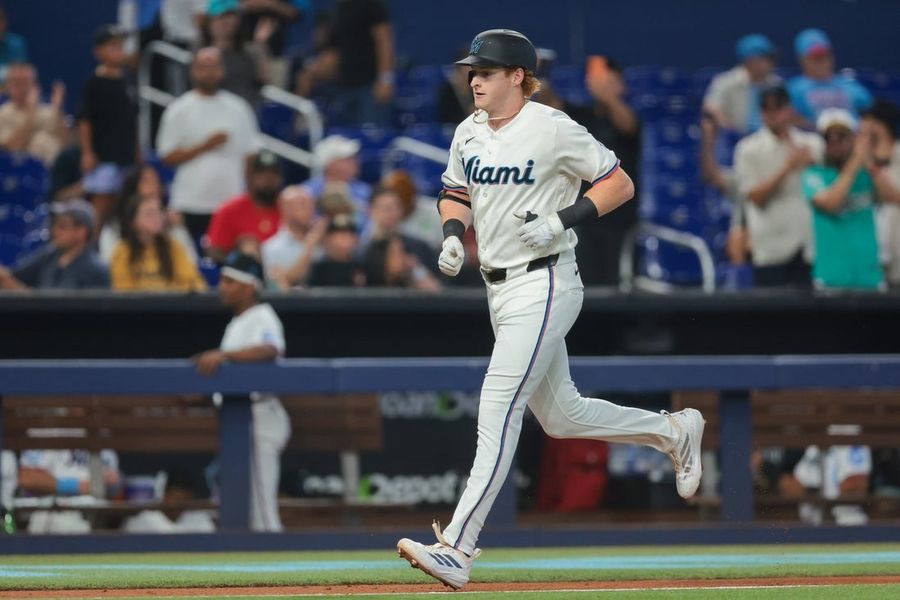 Após desperdiçar a vantagem, os Marlins vencem os Mariners com uma cesta decisiva de Jakob Marsee.