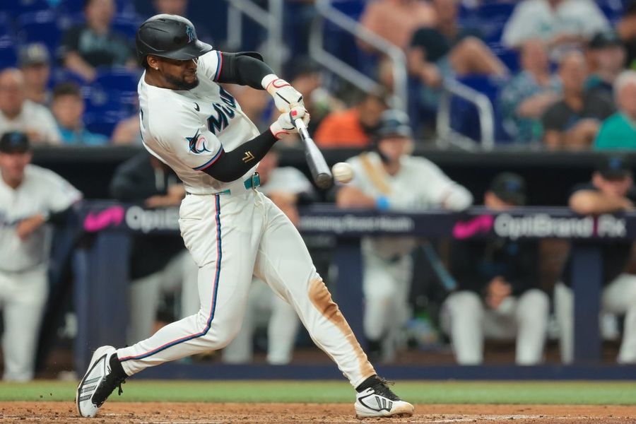 Otto Lopez e os Marlins lutam para derrotar os Guardians.