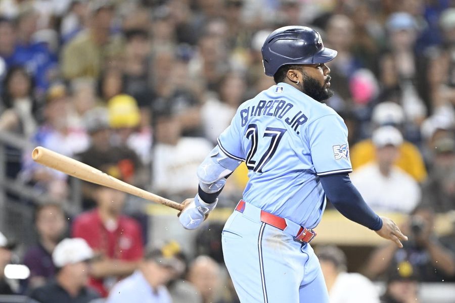 O home run de 3 corridas de Kazuma Okamoto ajuda os Blue Jays a vencerem os Padres.
