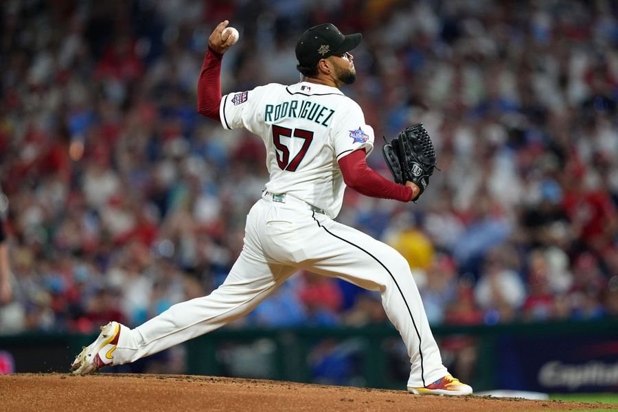 Rejuvenated pitchers for D-backs, Cards to engage in desert duel