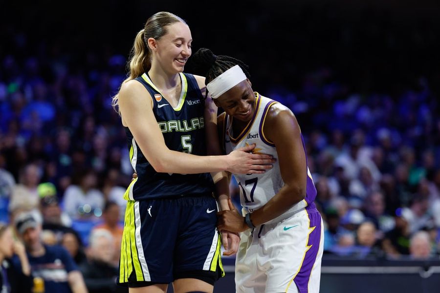 Paige Buckers leaves game after collision, hitting head on floor