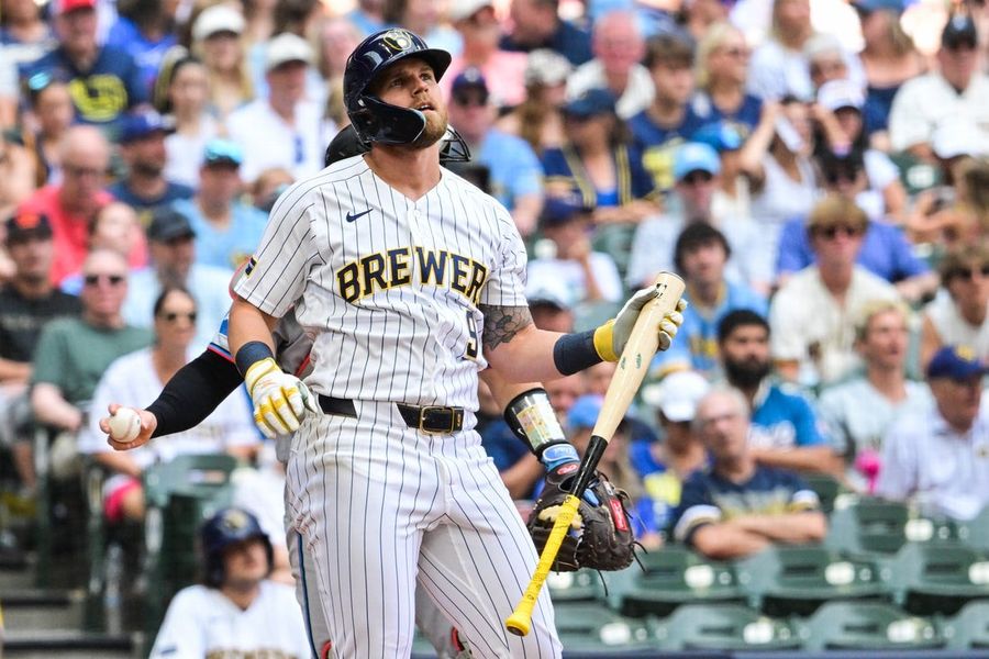 Brewers' Jake Bauers breaks toe on foul ball, return timeline TBD