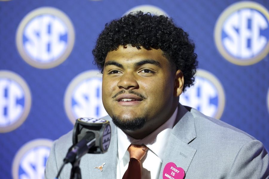 Report: Texas LT Trevor Goosby nursing bone bruise on knee