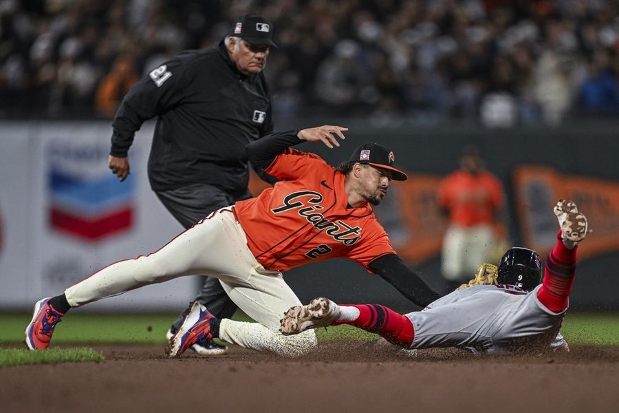A rebatida de Rafael Devers na décima entrada garante a vitória dos Giants sobre os Angels.