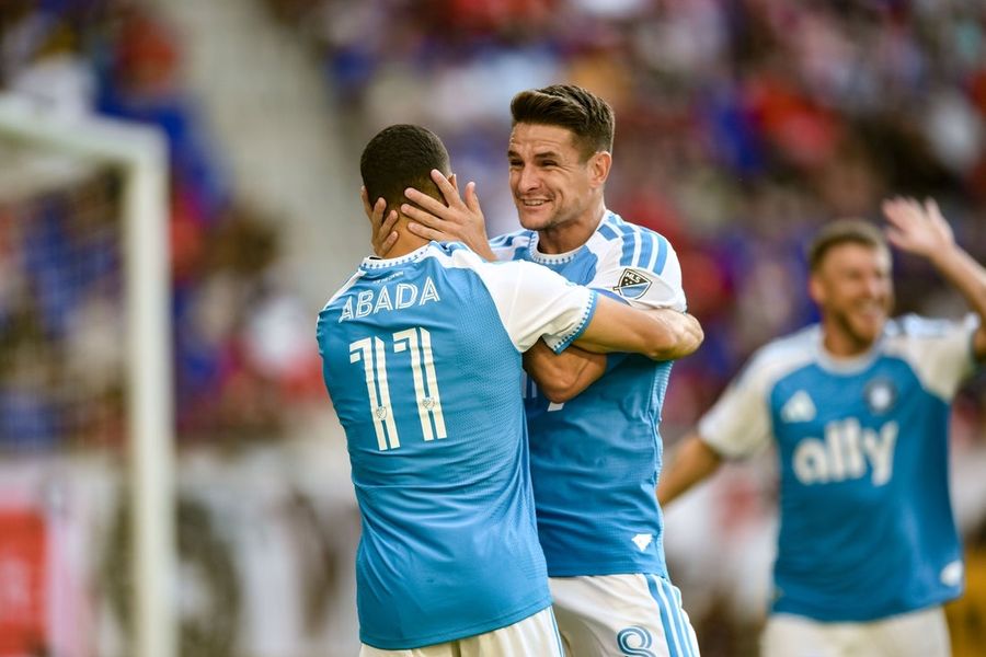 O Charlotte FC mantém a vantagem inicial e vence o Red Bulls por 3 a 0.