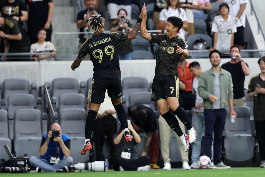 LAFC maintain strong run with rout of Sporting Kansas City