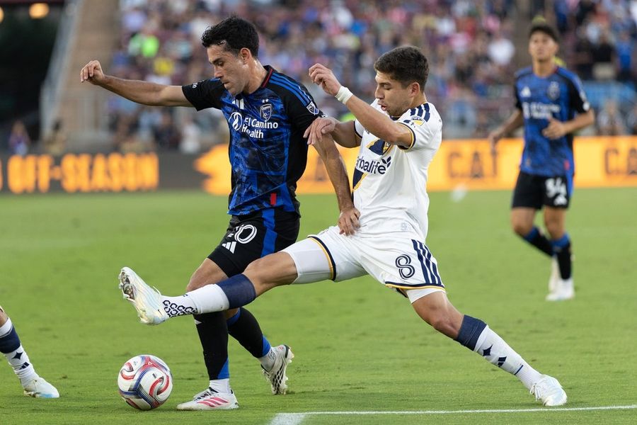 PK save in final minutes helps Galaxy earn tie vs. Earthquakes