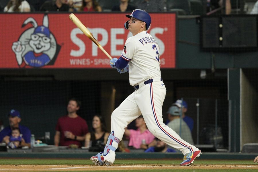 Rangers win series over Mariners, pad AL West lead