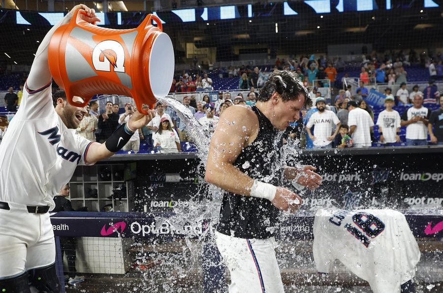 MLB roundup: Marlins end 12-game skid by overtaking Phillies in ninth