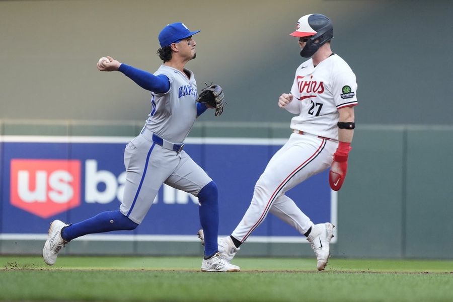 Royce Lewis' 2-run triple gives Twins walk-off win over Royals
