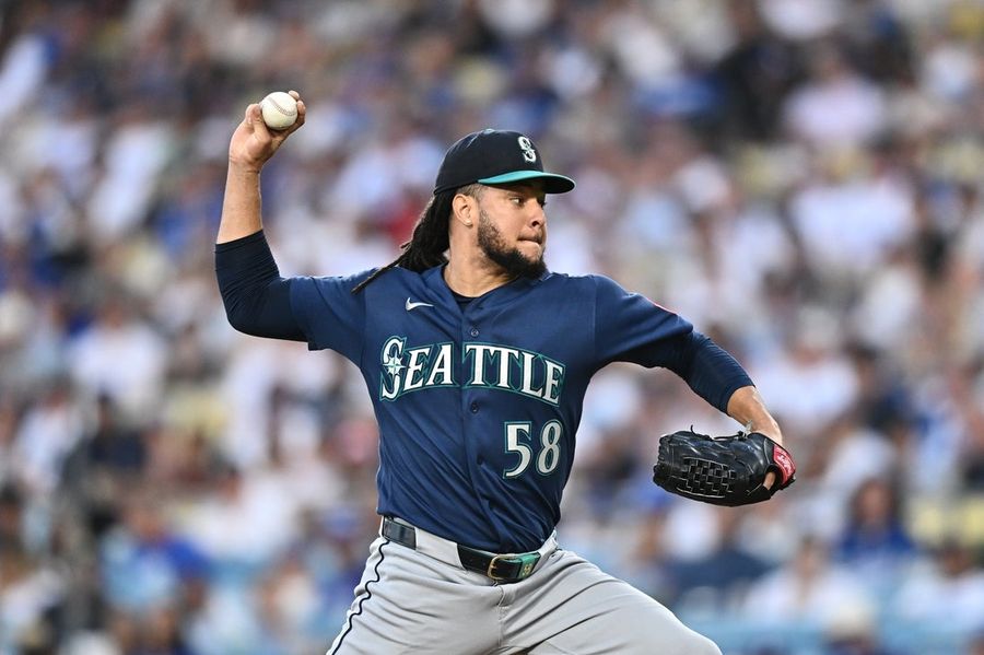White Sox add veteran RHP Luis Castillo, send 3 players to Mariners