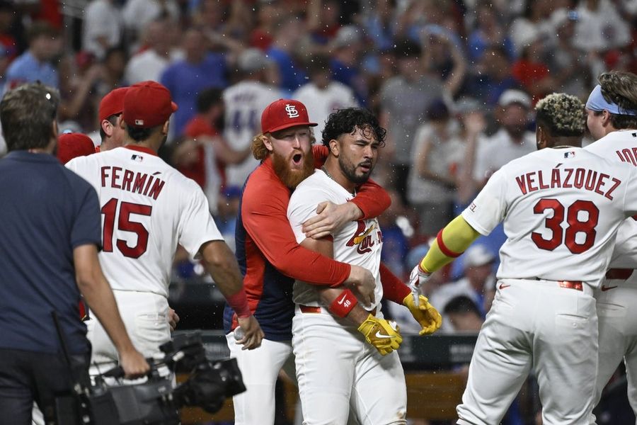 After late rally, Cardinals pursue series split vs. Cubs