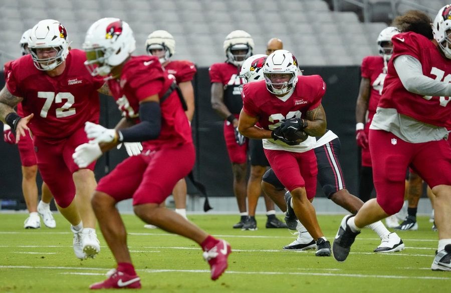 Contratado para ser titular, o running back dos Cardinals, Tyler Allgeier, abraça Love apesar da possibilidade de ser rebaixado.