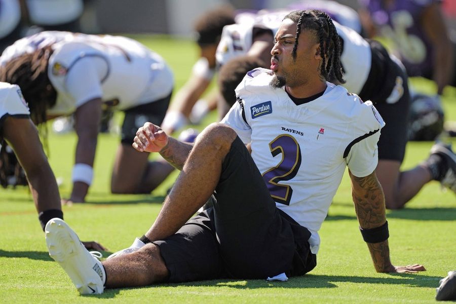 El cornerback de los Ravens, Nate Wiggins, se lesiona la pierna y es retirado del campo de entrenamiento en camilla.