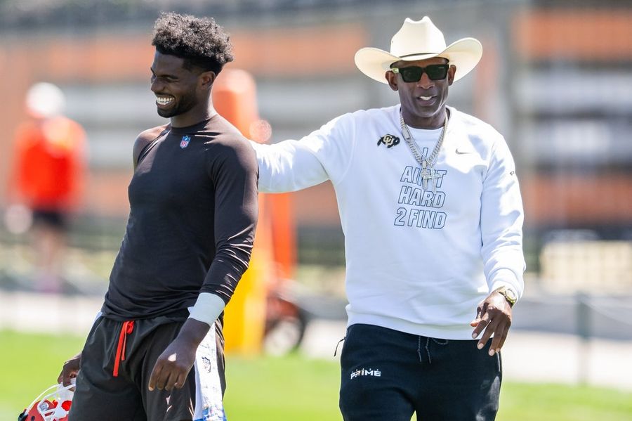 All-Pro dad: With Deion present, Shedeur Sanders runs Browns' offense