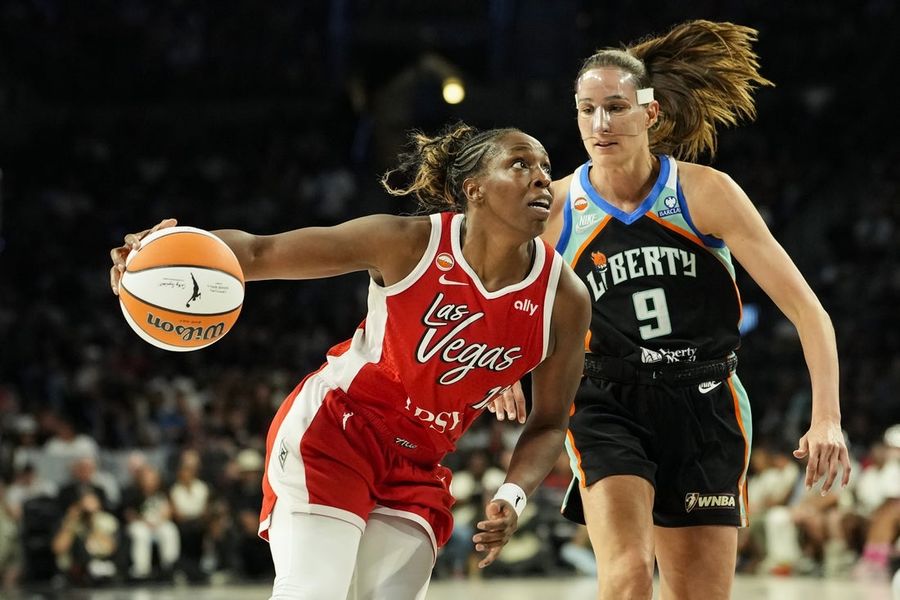 A'ja Wilson e Jackie Young ajudam as Aces a superar a rival Liberty.