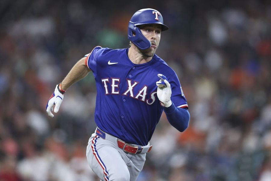 Contra os Astros, os Rangers contam com Evan Carter para manter o bom desempenho no ataque durante todo o mês de agosto.