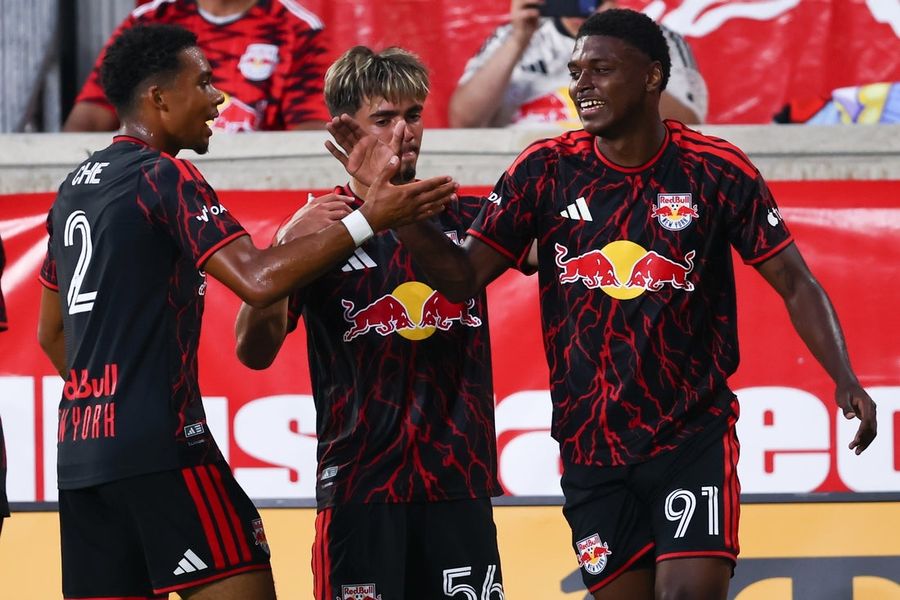 O Red Bulls exerce opção de compra do atacante Mijahir Jiménez.