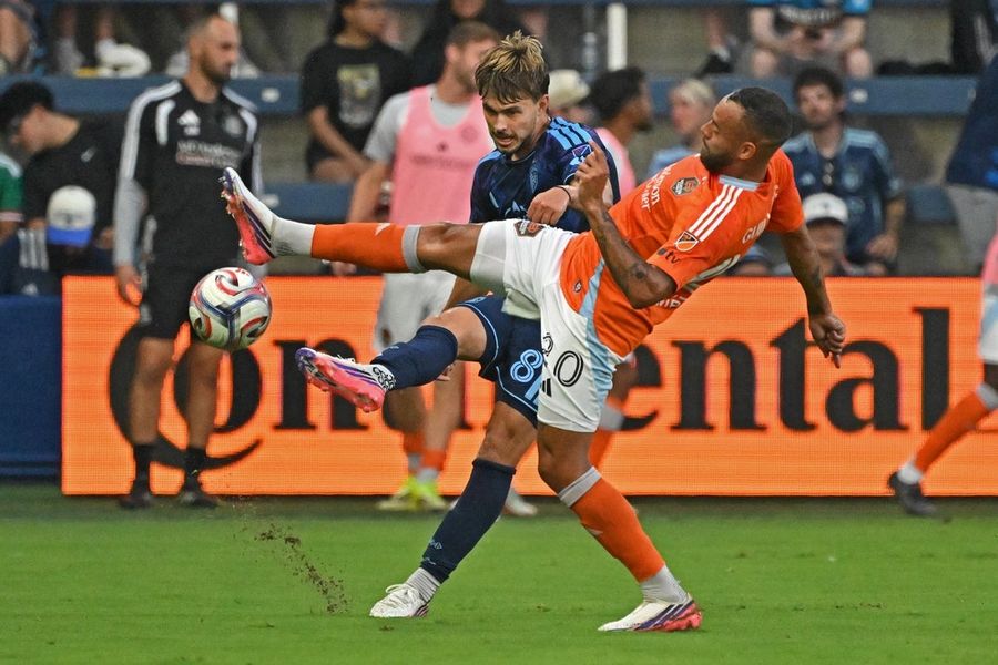 Dynamo pull away from 10-man Sporting KC in second half